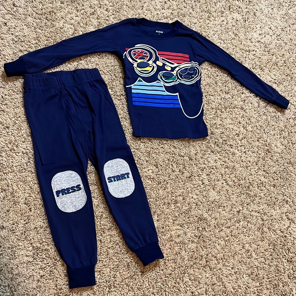 Brand new condition boy’s size 4 2-piece matching Video Game graphic PJ set!!